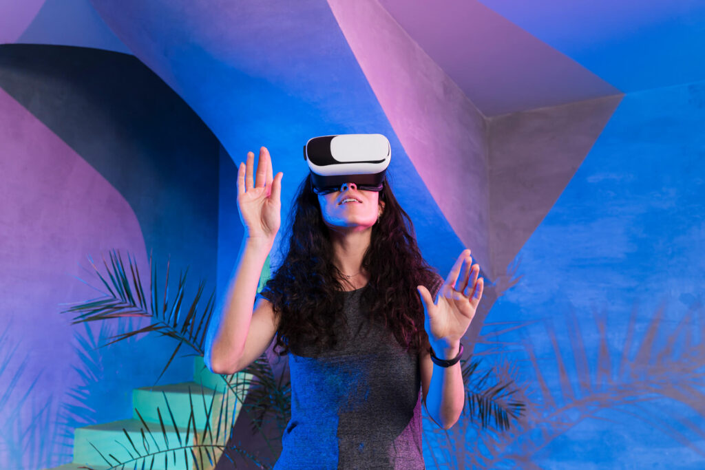 mulher com óculos de tour virtual